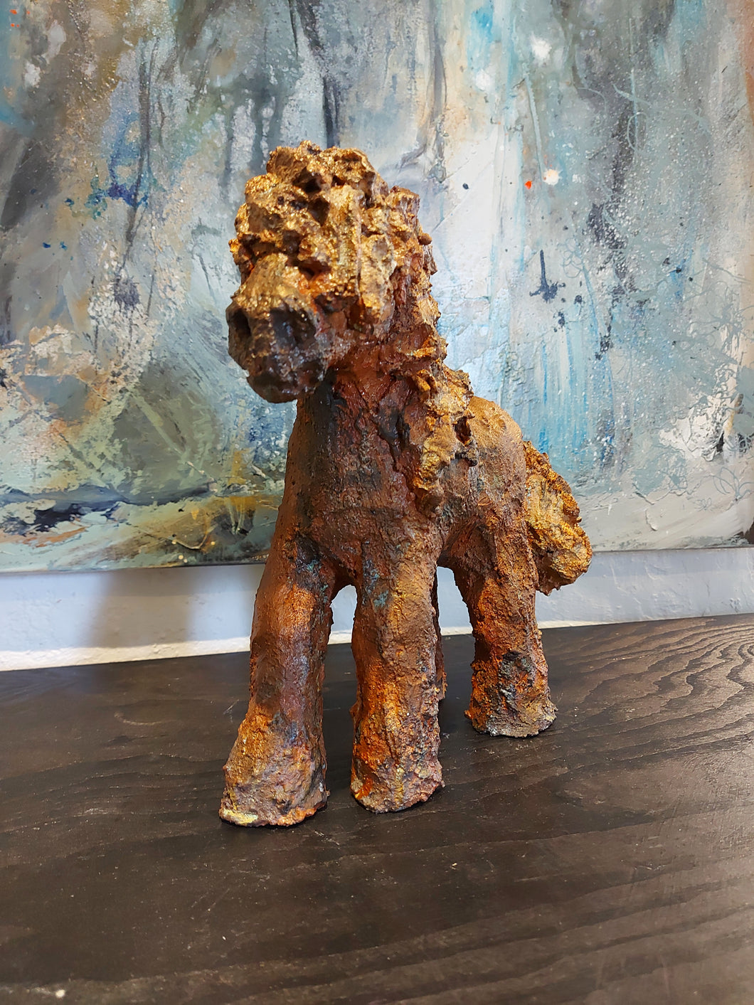 Rustik hesteskulptur. Skulpturen er håndlavet. Rustikt dekoreret med rust og oxideringer.