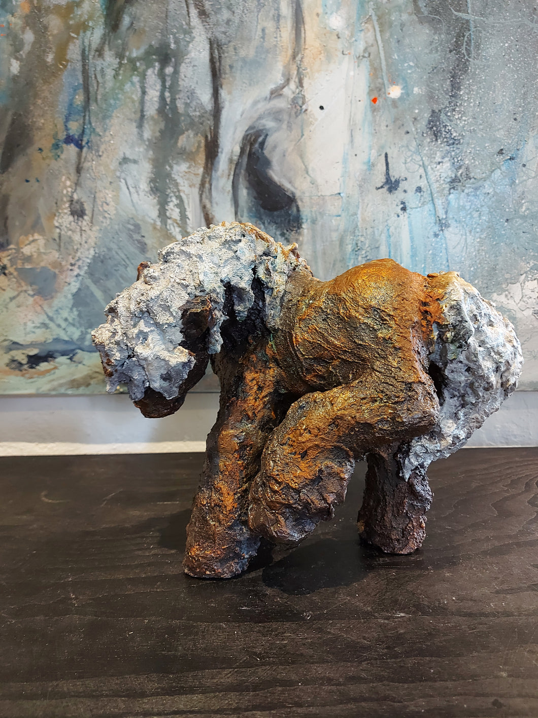 Heste skulptur. Skulptur af islandsk hest. Vindot. Skulpturen er håndlavet. Original. Lavet i beton. Dekoreret med rust, kobber og oxideringer.